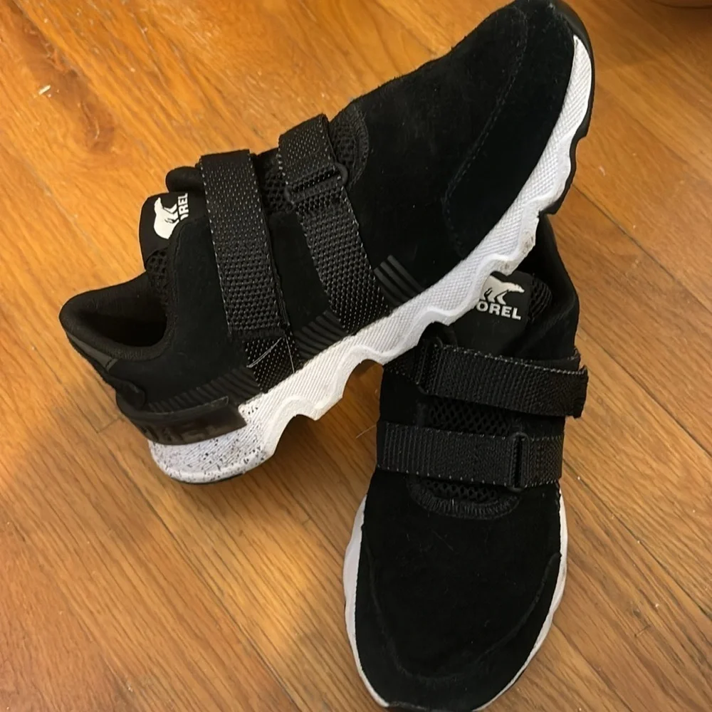 Sorel Black Suede Kinetic Lite Strap Sneaker size 7